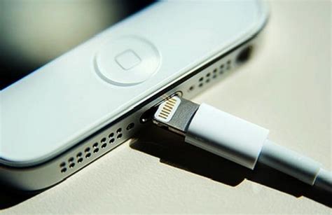 Bir USB kablosu kullanarak telefonu bağlayın